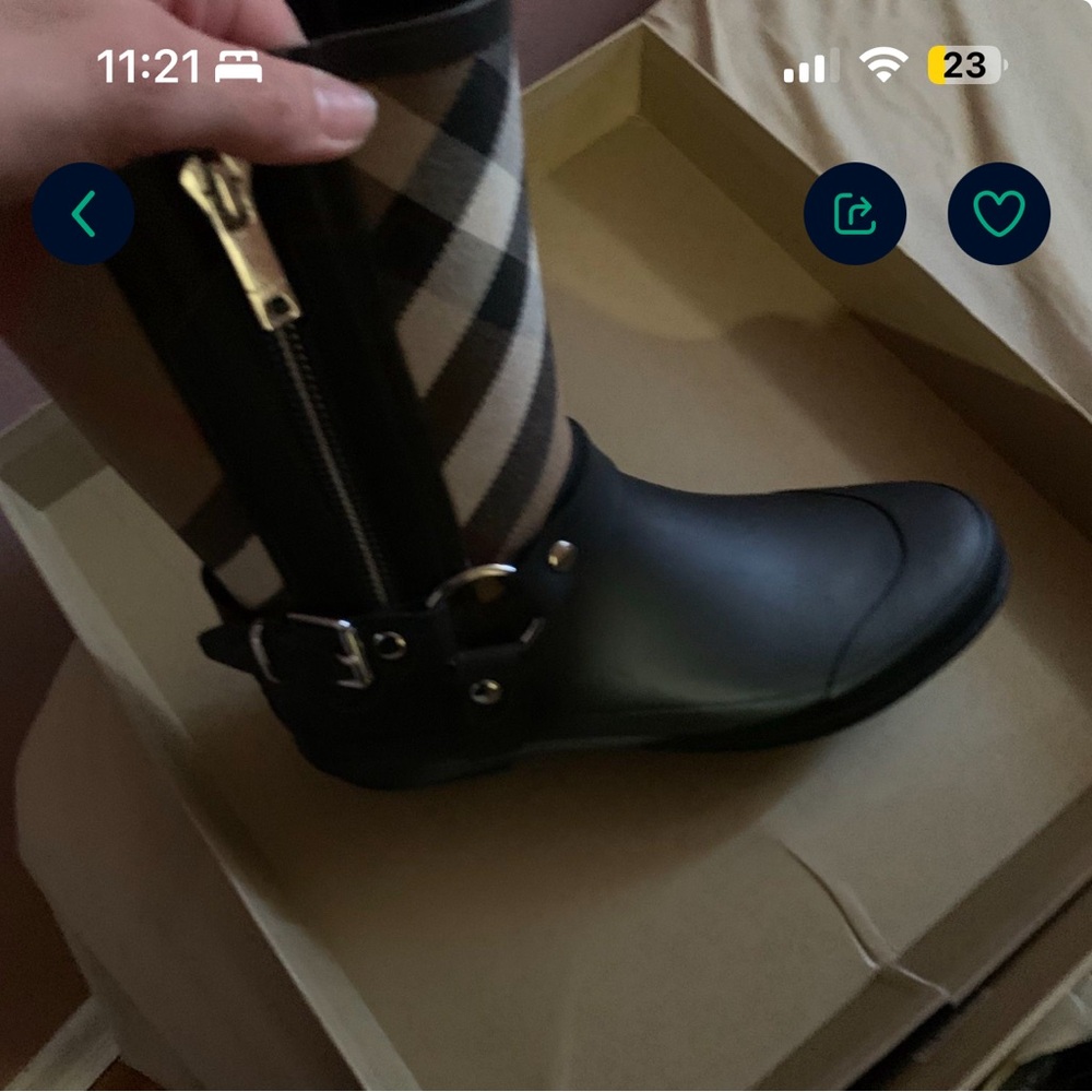 Burberry rain boots excellent condition worn once